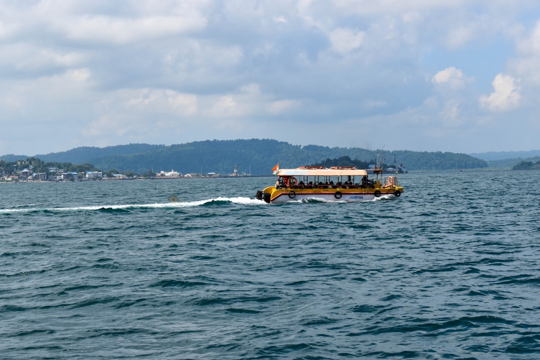 Sektory gospodarki korzystające z transportu wodnego – analiza kluczowych branż