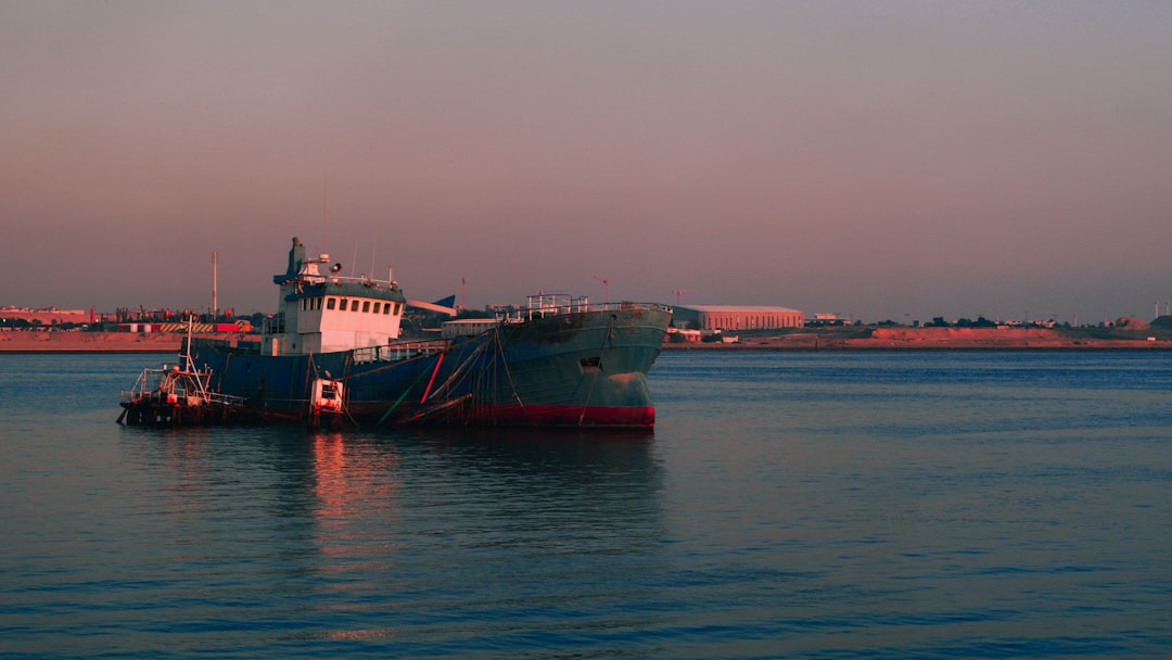 Certyfikacja w żegludze – jakie dokumenty są potrzebne dla jednostki i załogi