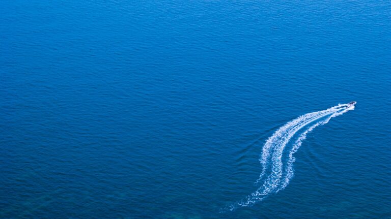 Prawo przewozowe w transporcie wodnym – regulacje i wytyczne dla firm