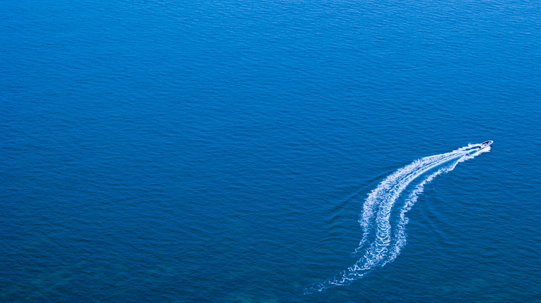 Prawo przewozowe w transporcie wodnym – regulacje i wytyczne dla firm