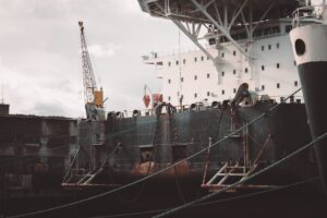 Certyfikacja w żegludze – jakie dokumenty są potrzebne dla jednostki i załogi