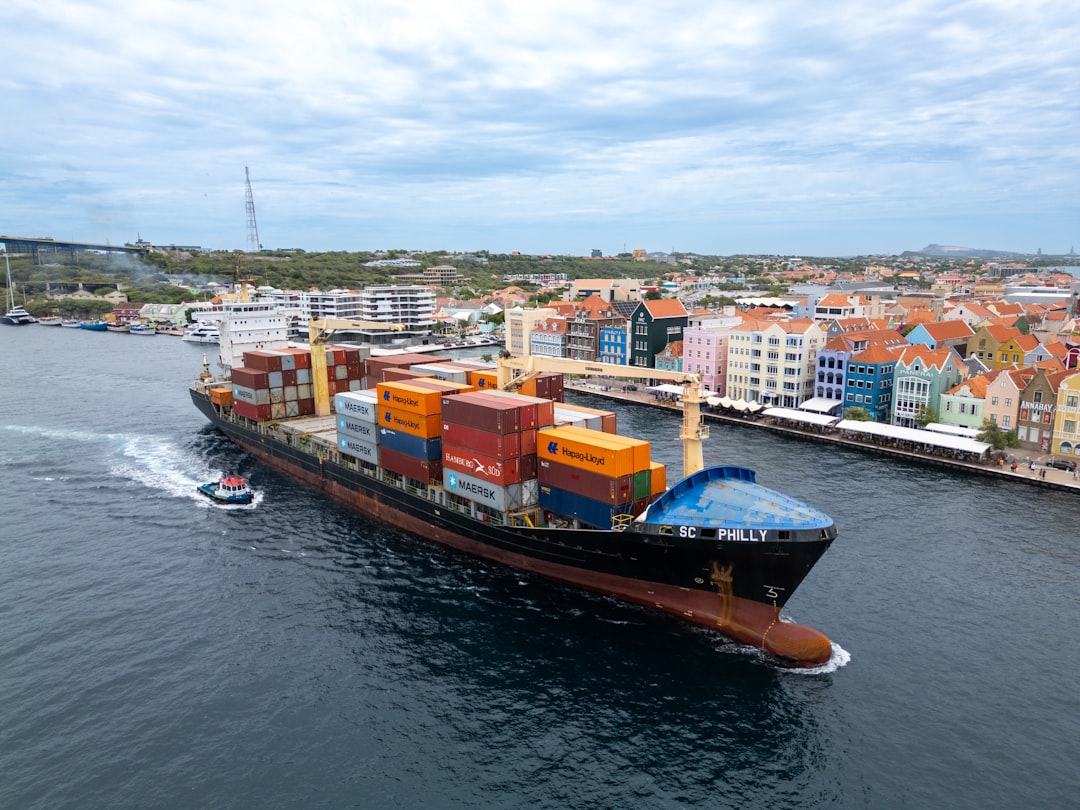 Jak wybrać odpowiedni typ jednostki pływającej do transportu towarów