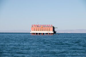 Transport towarów niebezpiecznych drogami wodnymi – przepisy i procedury