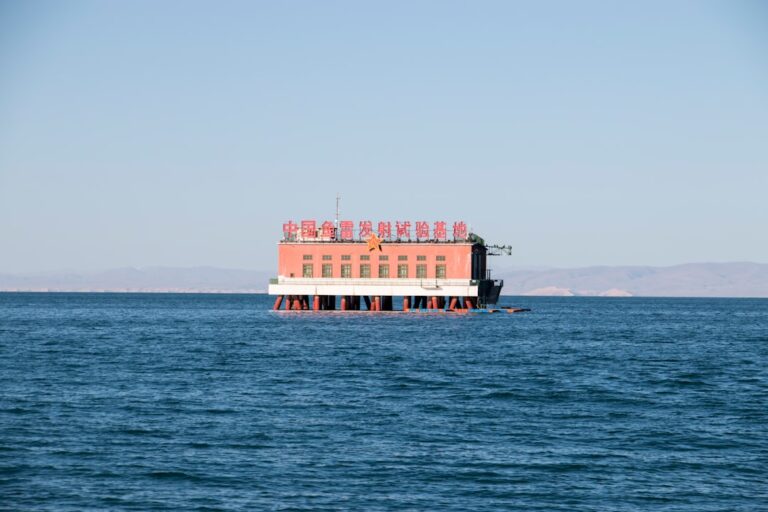 Transport towarów niebezpiecznych drogami wodnymi – przepisy i procedury