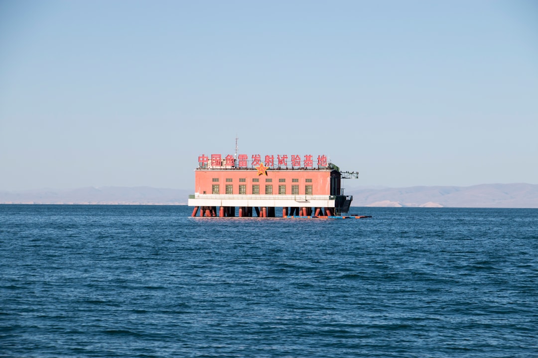 Transport towarów niebezpiecznych drogami wodnymi – przepisy i procedury