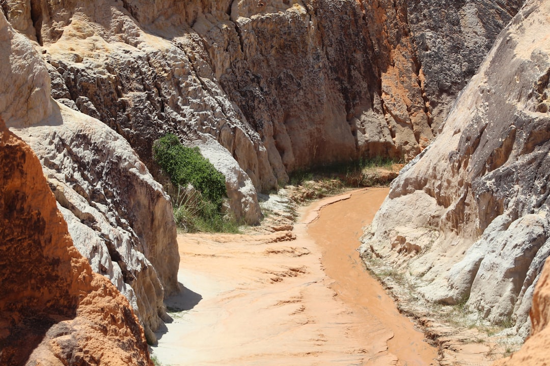 Bezpieczeństwo żeglugi w warunkach niskiego stanu wody – co robić podczas suszy