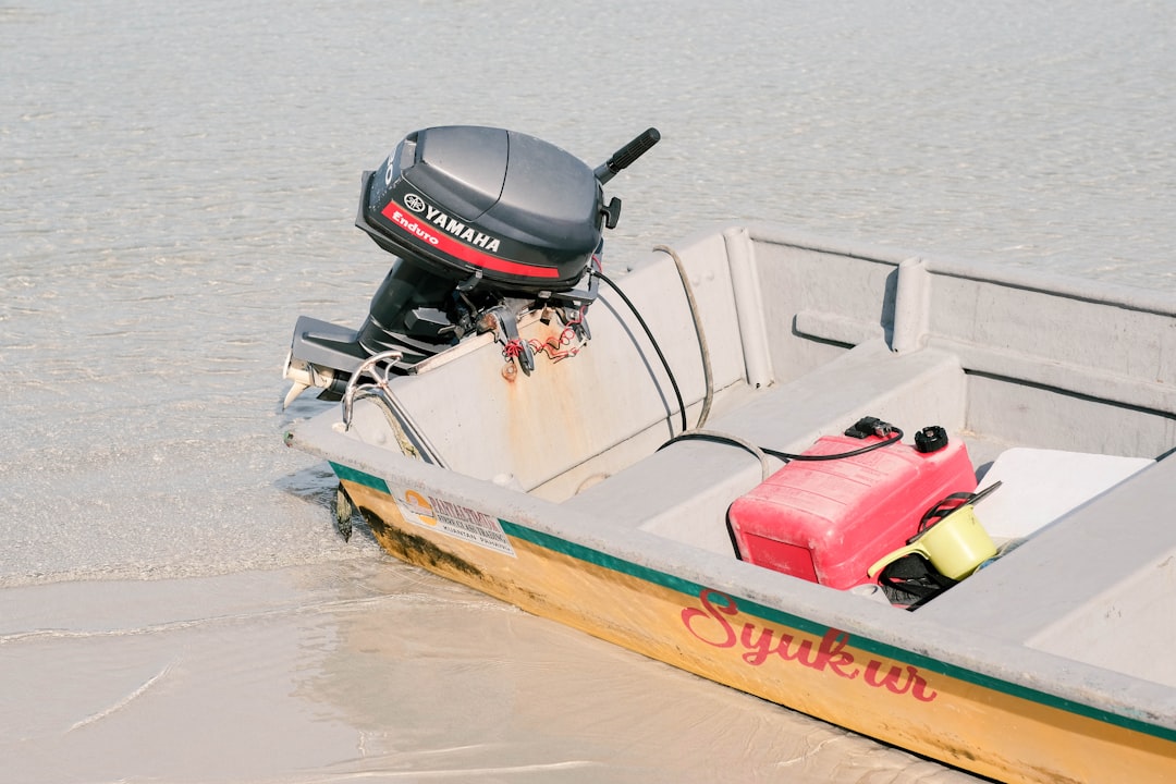 Jak wybrać odpowiedni silnik zaburtowy dla małej jednostki pływającej