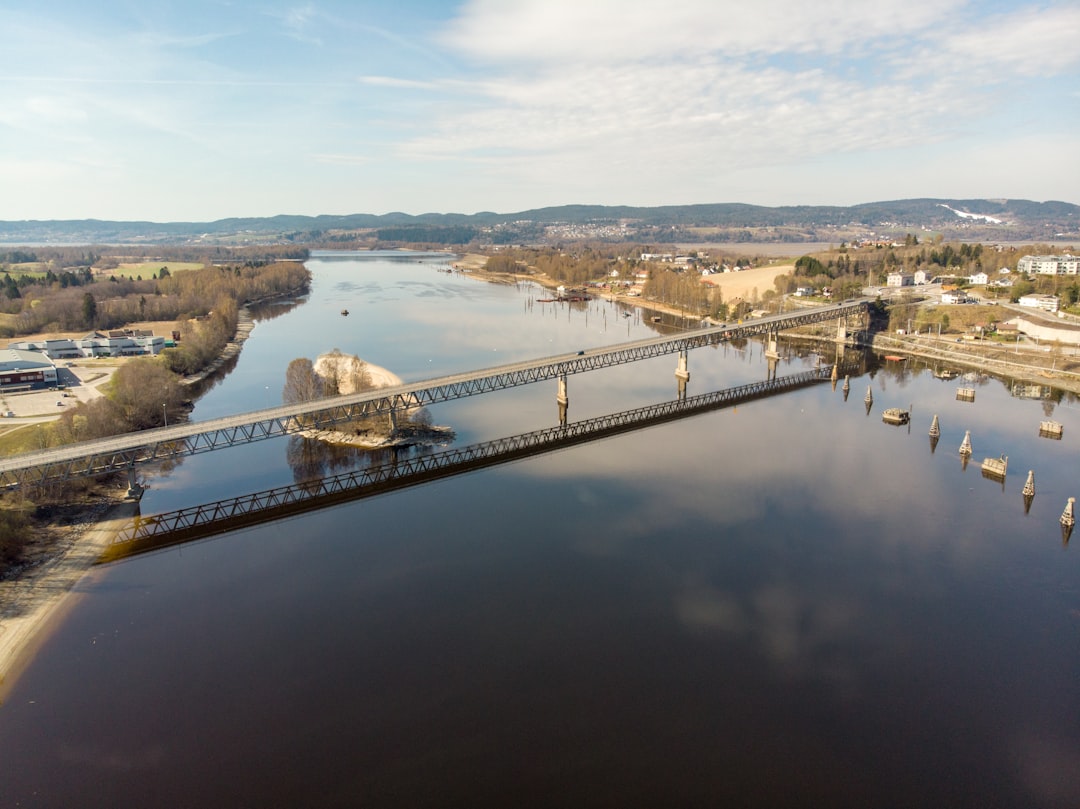 Technologie monitoringu stanu wód – od satelitów po czujniki na rzekach