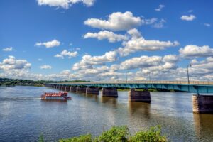 Transport rzeczny a kolejowy – analiza przewagi i wad obu gałęzi logistyki