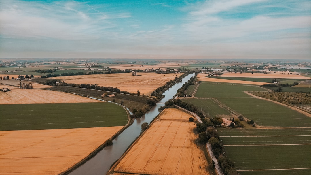 Rola rzek w logistyce międzynarodowej – transport rzeczny na tle innych gałęzi